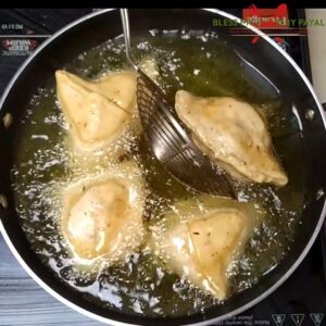 samosa frying