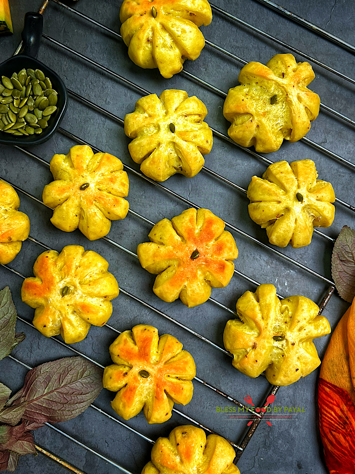 Vegan Pumpkin Dinner Rolls without thread
