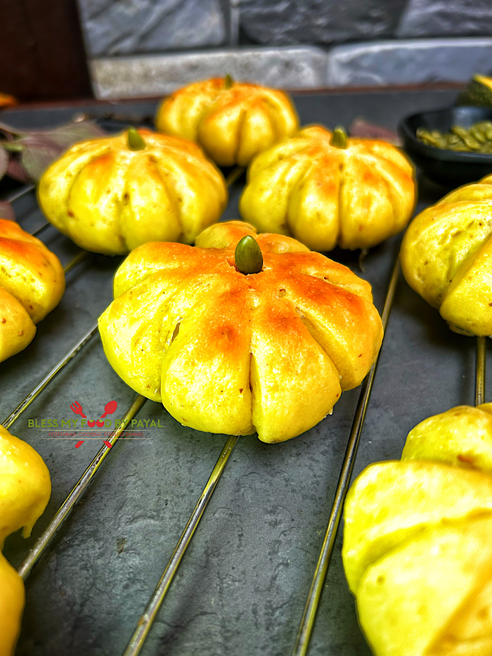Vegan Pumpkin Dinner Rolls without thread