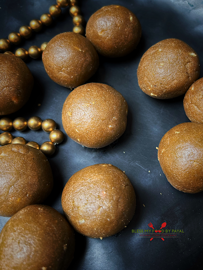 Atta gud laddu (wheat flour jaggery ladoo)